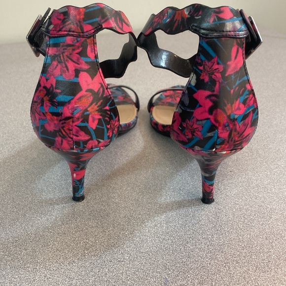 Fioni - scalloped floral 3” heels. Size 8 - Picture 4 of 6